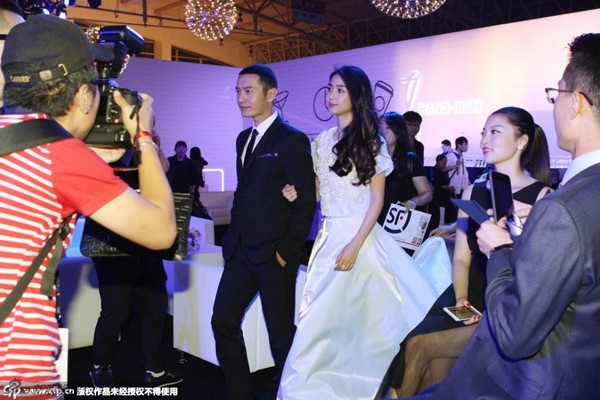 
AngelaBaby và Huỳnh Hiểu Minh tay trong tay ở sự kiện.